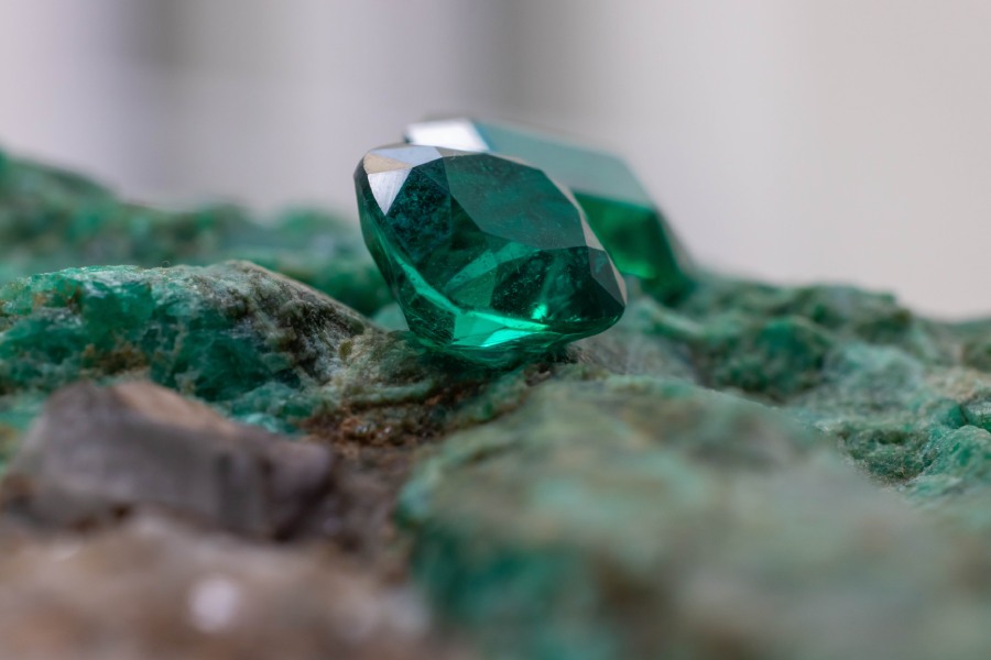 grüner Edelstein auf grün-weißem Hintergrund